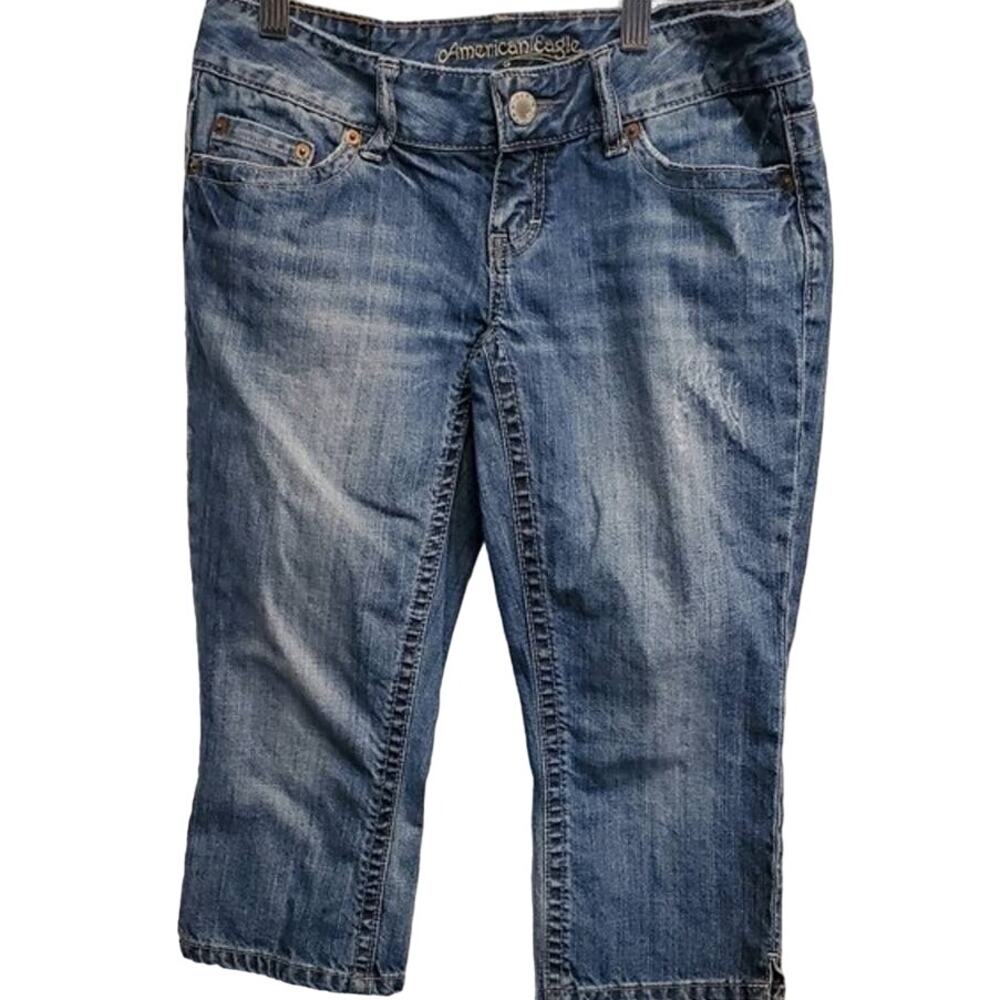 AMERICAN Eagle Women's Light Distressed Low Rise Capri Jeans